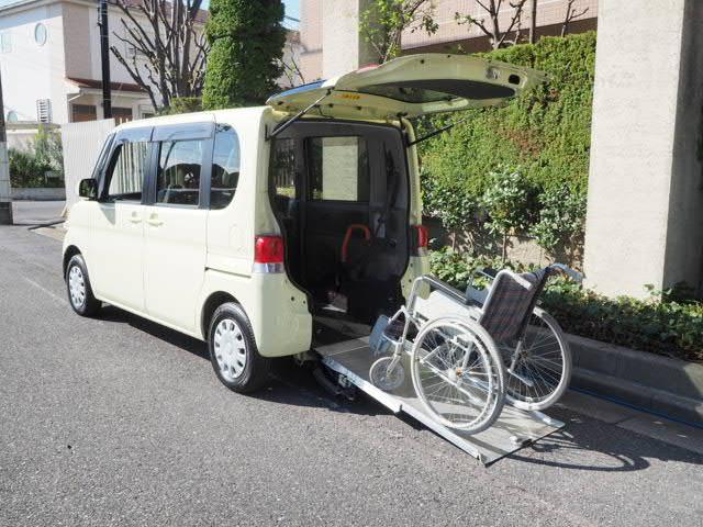 ダイハツ タント 福祉車両 リヤースロープ リヤーシート付 4人乗り 車椅子の方1名 車椅子は電動固定の画像1
