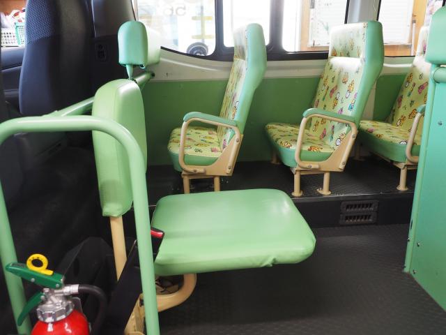 日産 NV350キャラバン 幼児バス　スクールバス　園児バス　大人４名幼児１８名乗り　非常口　オートステップ　ダブルエアコン　ディーゼルターボ　中型免許の画像5