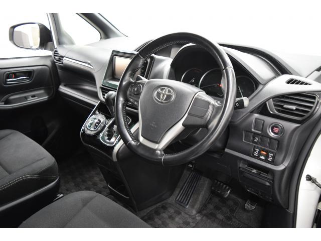 トヨタ エスクァイア Xi ナビ 地デジ Bluetooth マニュアルモード スマートキー アイドリングストップ 横滑り防止機能 LEDヘッドライト オートライト フォグランプ オートデュアルエアコン 両側パワースライドの画像11